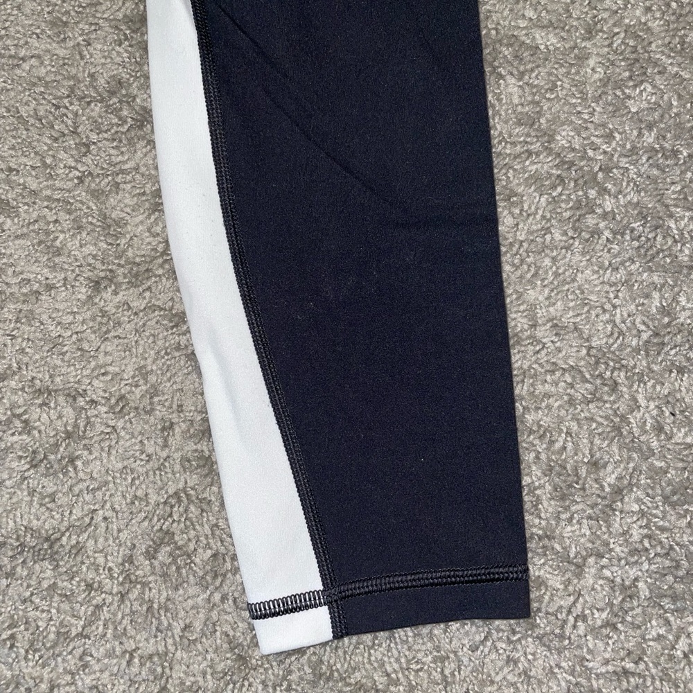 Athleta Salutation Stash Pocket 7/8 Tight - Picture 2 of 5